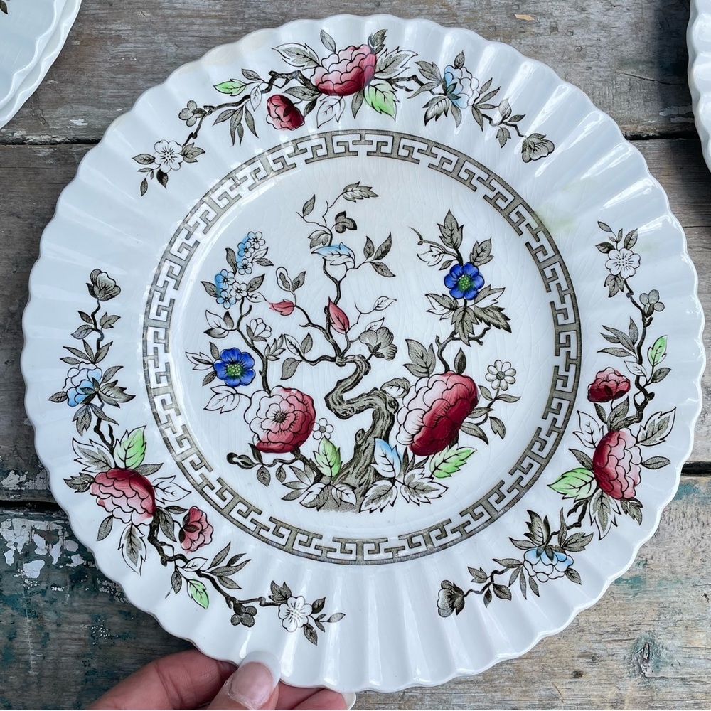 J & G MEAKIN England Classic White KASHMIR 2 dinner plates